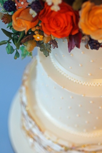 Pearl detail on the wedding cake