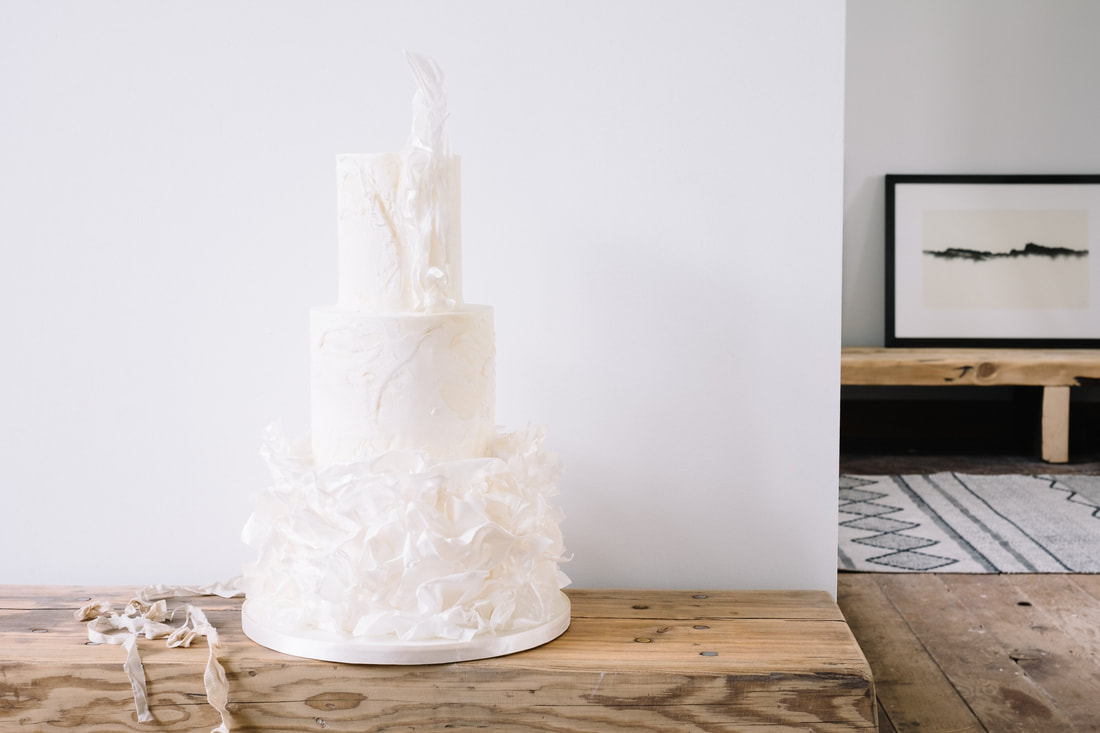 2020 wedding cake trends - modern fairy-tale and voluminous ruffles