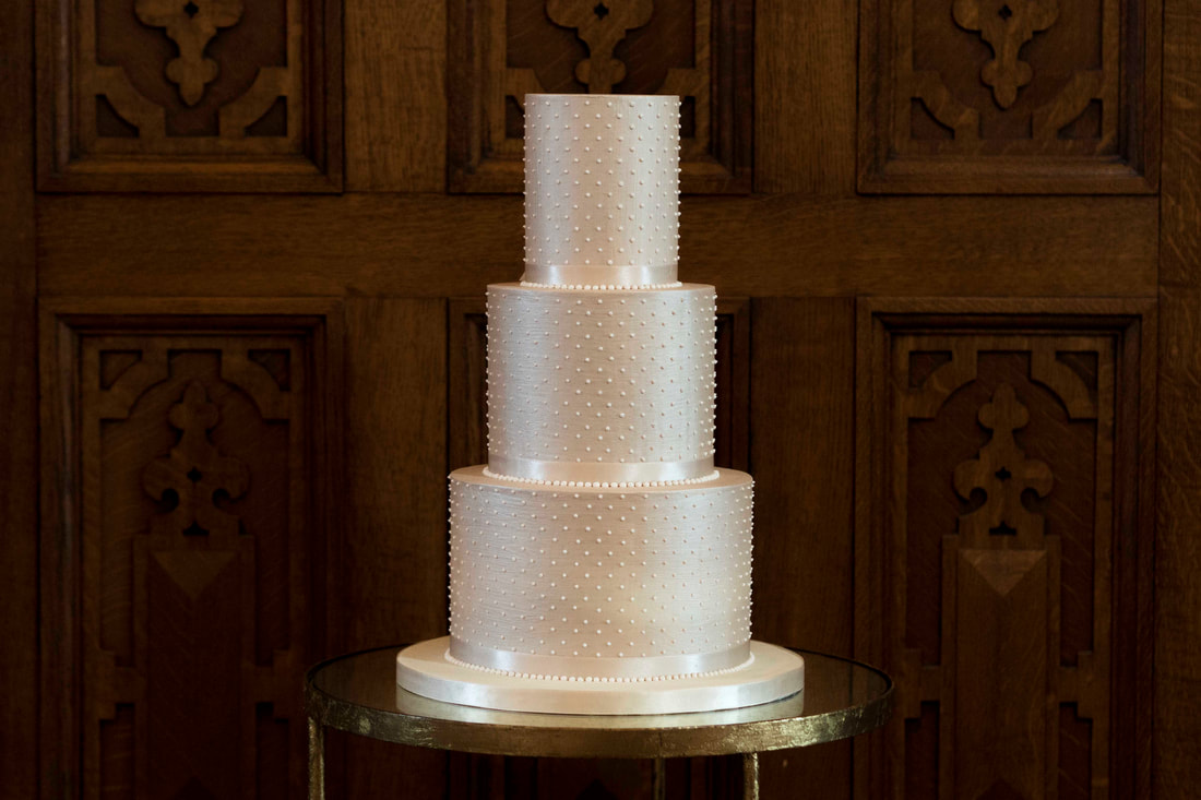 2020 Wedding Cake Trends - modern pearls
