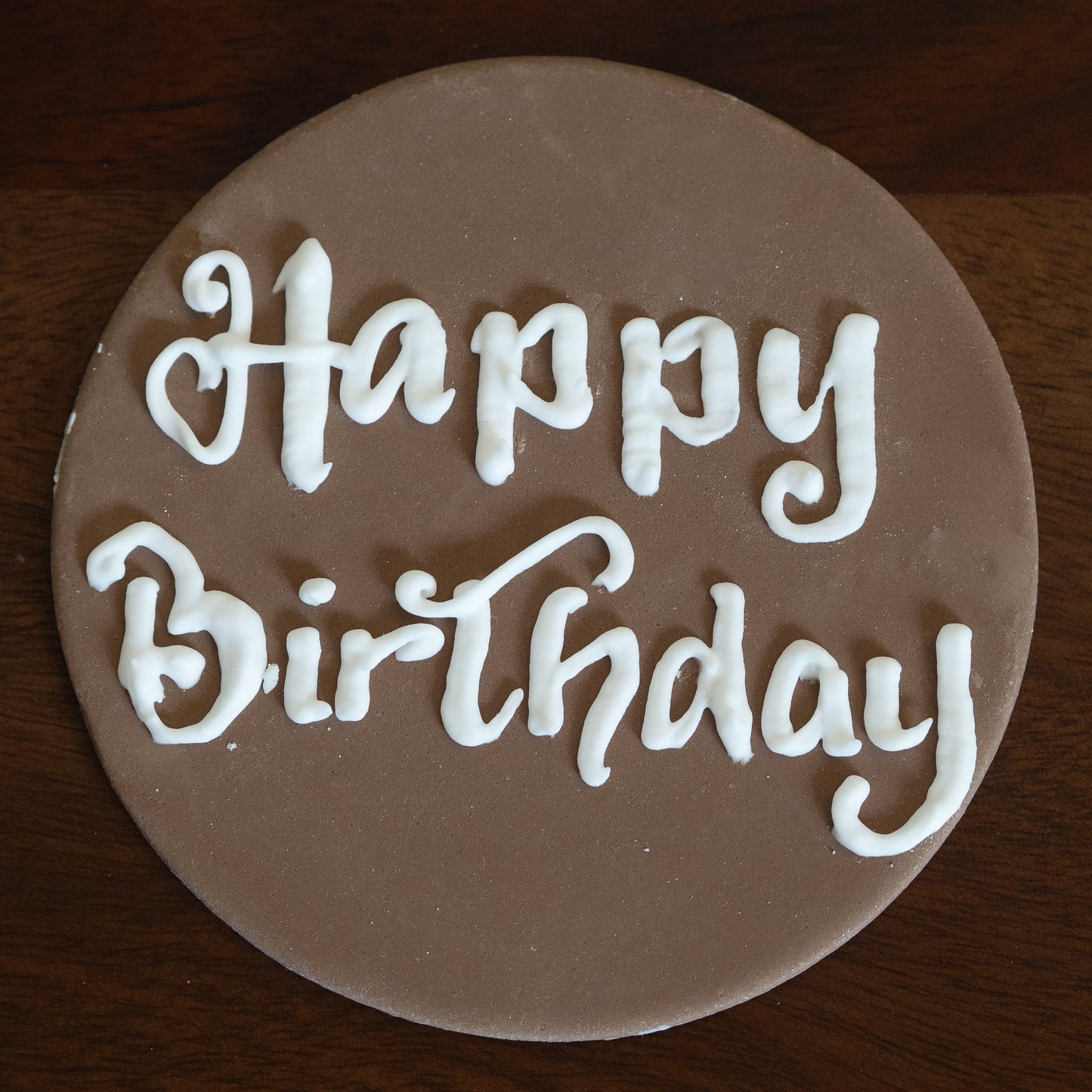 Add a message plaque to your celebration cake